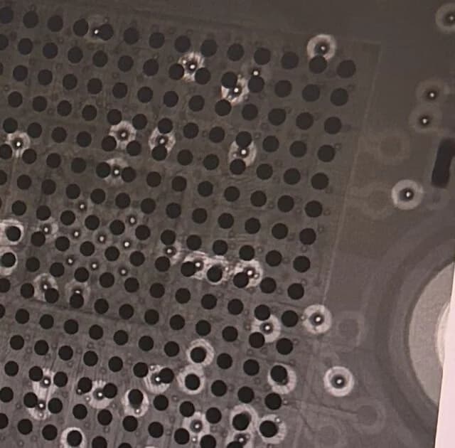 Röntgenaufnahme eines BGA-Ball-Arrays zur Prüfung verdeckter Lötstellen